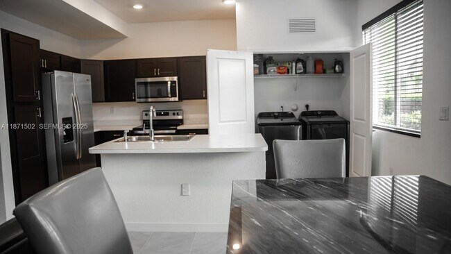 Foto del edificio - 1202 NW 208th Terrace