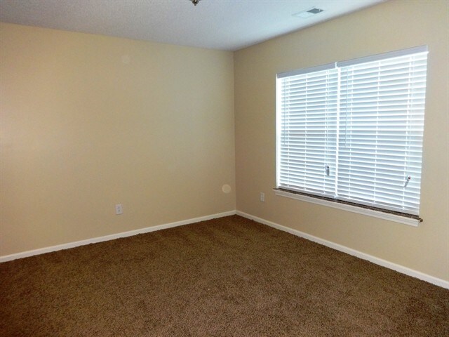 Building Photo - 554 Holiday Dr