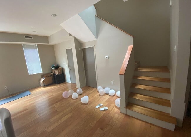 Building Photo - 9/1 Huge, modern 5BR/2.5BA w/parking, AC, w/d in unit!