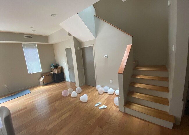 Photo - 9/1 Huge, modern 5BR/2.5BA w/parking, AC, w/d in unit! Apartment