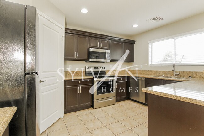 Building Photo - The living is easy in this lovely 4 bedroom