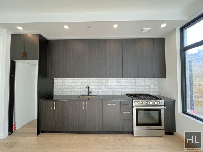 Building Photo - Brand New 1 bedroom/1 Bathroom apt w/ priv...