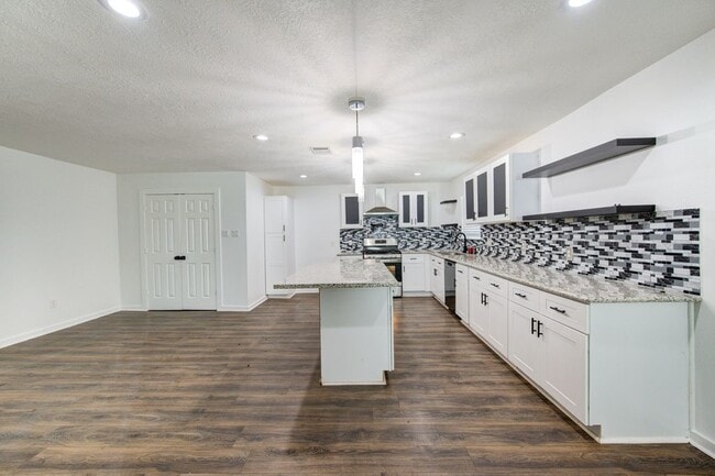 Foto del edificio - 5906 Hilary St