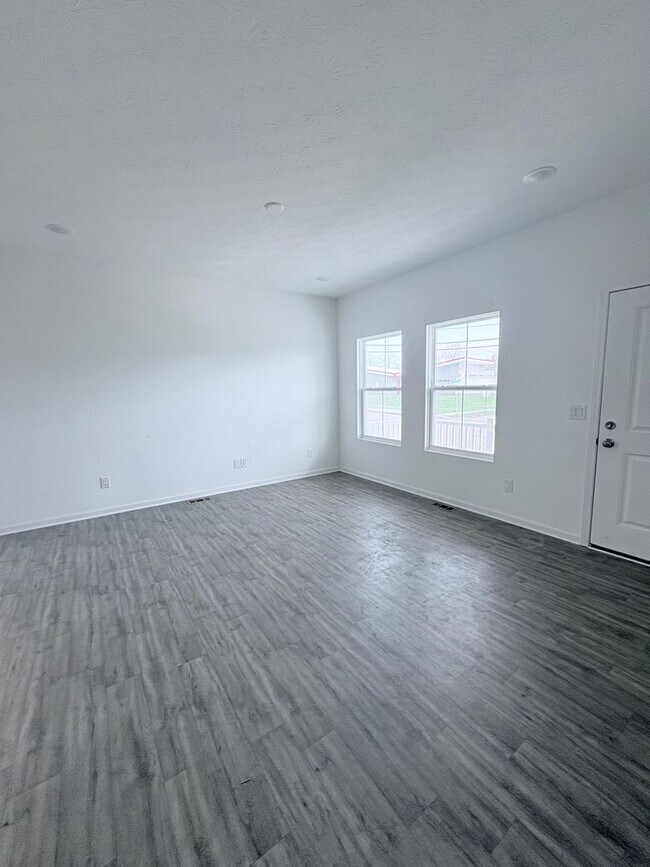 Building Photo - Updated 3 Bed, 2.5 Bath Home in Lane-Wooster Area