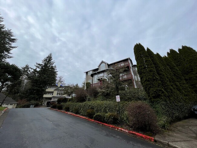 Foto del edificio - Immaculate 4 bedroom, 3.5 bathroom, tri-level Home in Tigard!! Expansive Views, Office space, Gam...