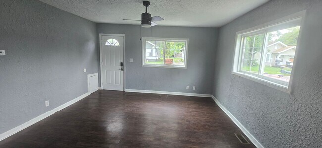 Foto del edificio - Freshly Updated Interior! 1 Bed/1 Bath - Anderson!