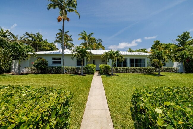 Building Photo - 225 Russlyn Dr