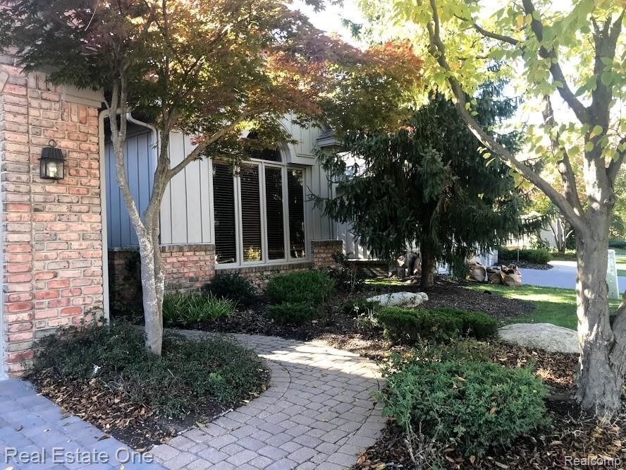 7083 Daventry Woods Dr, West Bloomfield Township, MI 48322 Condo for