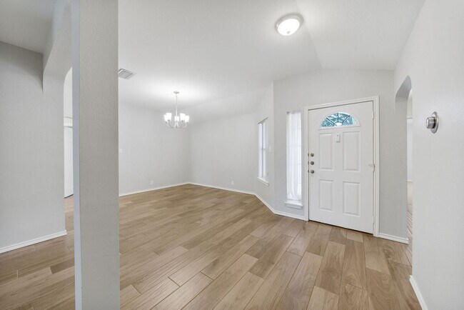 Building Photo - 3 Bedrooms and 2 Bathrooms located in Pres...