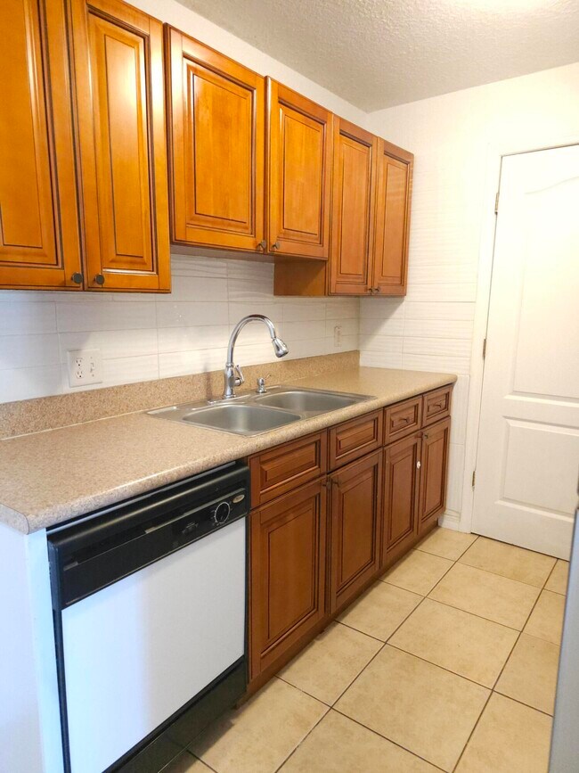 Building Photo - 2101 Forest Knoll Dr NE