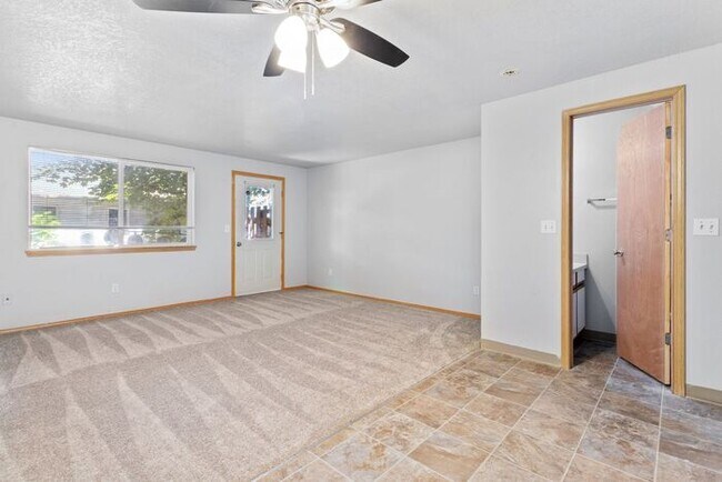 Foto del edificio - Large 2 bed 1.5bath townhouse with Garage! 1 Month Free on a 13 month lease!