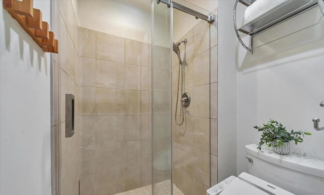 Building Photo - "Charming 1-Bed Oasis in Redwood City – Your Perfect Retreat Awaits!"