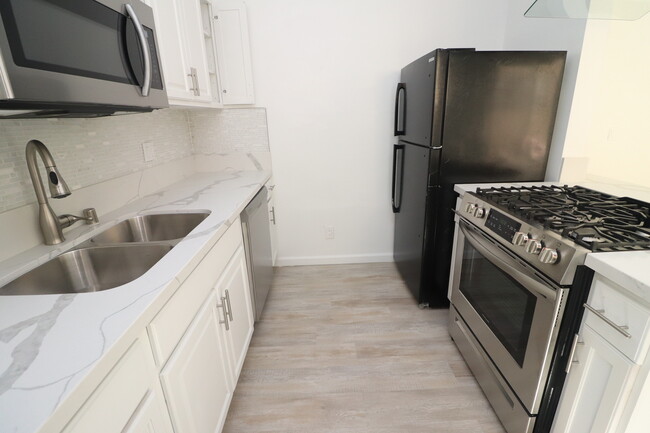 Foto del edificio - 3325 E. 2nd St.