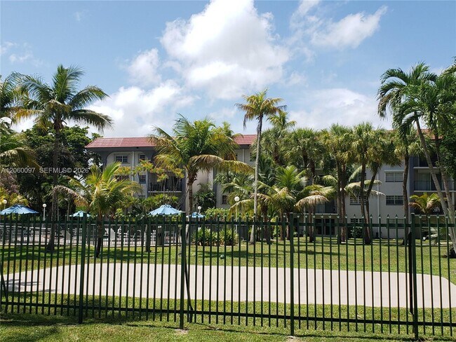 Foto del edificio - 8107 SW 72nd Ave