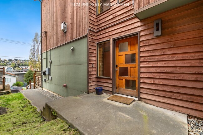 Foto del edificio - 4012 23rd Ave SW