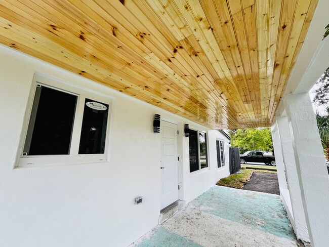 Photo - 1612 E River Dr House