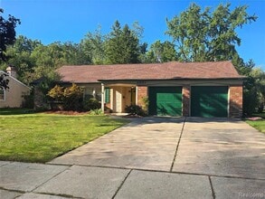 Building Photo - 2951 Hill Dr