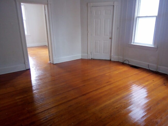 Building Photo - 906 East 7th Street, Unit Unit B