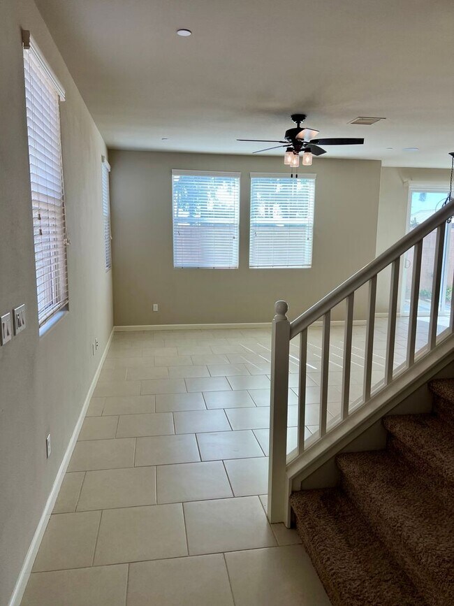 Foto del edificio - Stunning 3-Bed, 2.5-Bath Home Near Clovis ...