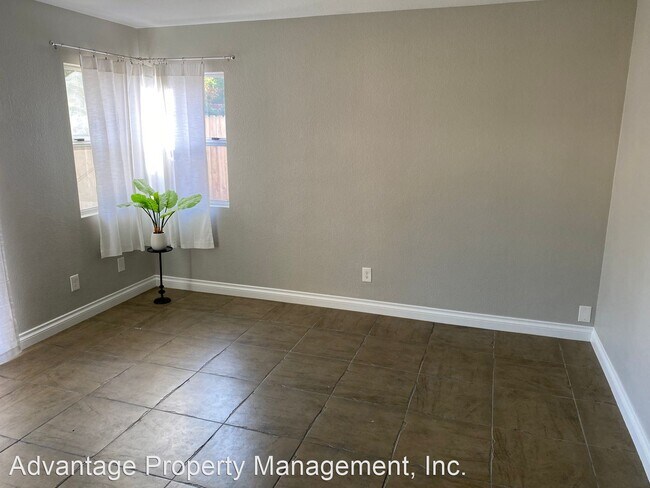 Building Photo - 3 br, 2.5 bath House - 260 Moon Dance