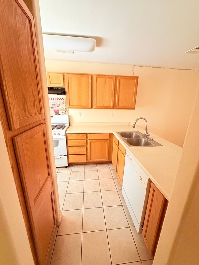 Building Photo - BEAUTIFUL 3 BEDROOM 2.5 BATH