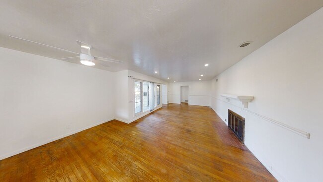 Building Photo - 5BD/2BA on MARY LANE!