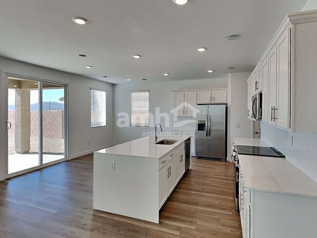 Building Photo - 6035 W Calle Palmitas