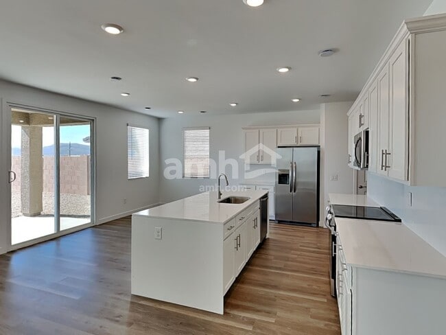 Building Photo - 6216 W Calle Lingo