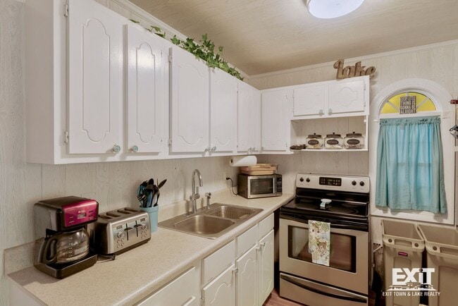 Building Photo - 4 Bedroom, 2 Bath Home Available on Kerr Lake with Private Dock