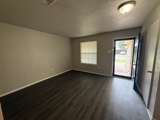 Foto del edificio - 3 Bed | 2 Bath | 2-Car Garage + Carport – ...