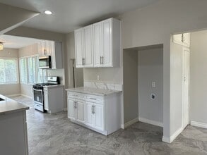 Building Photo - 182 S Rancho Ave