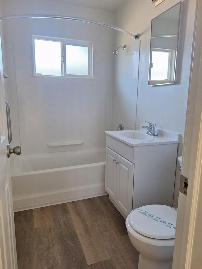 Building Photo - 4866 Clairemont Dr