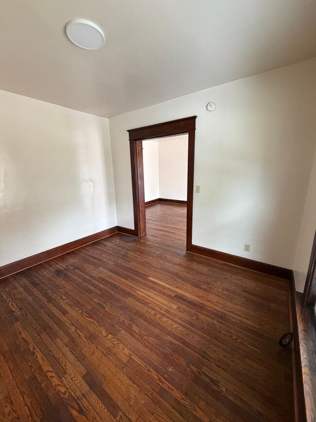 Building Photo - 307 Poplar St
