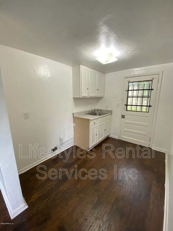 Building Photo - 2221 W 39th St