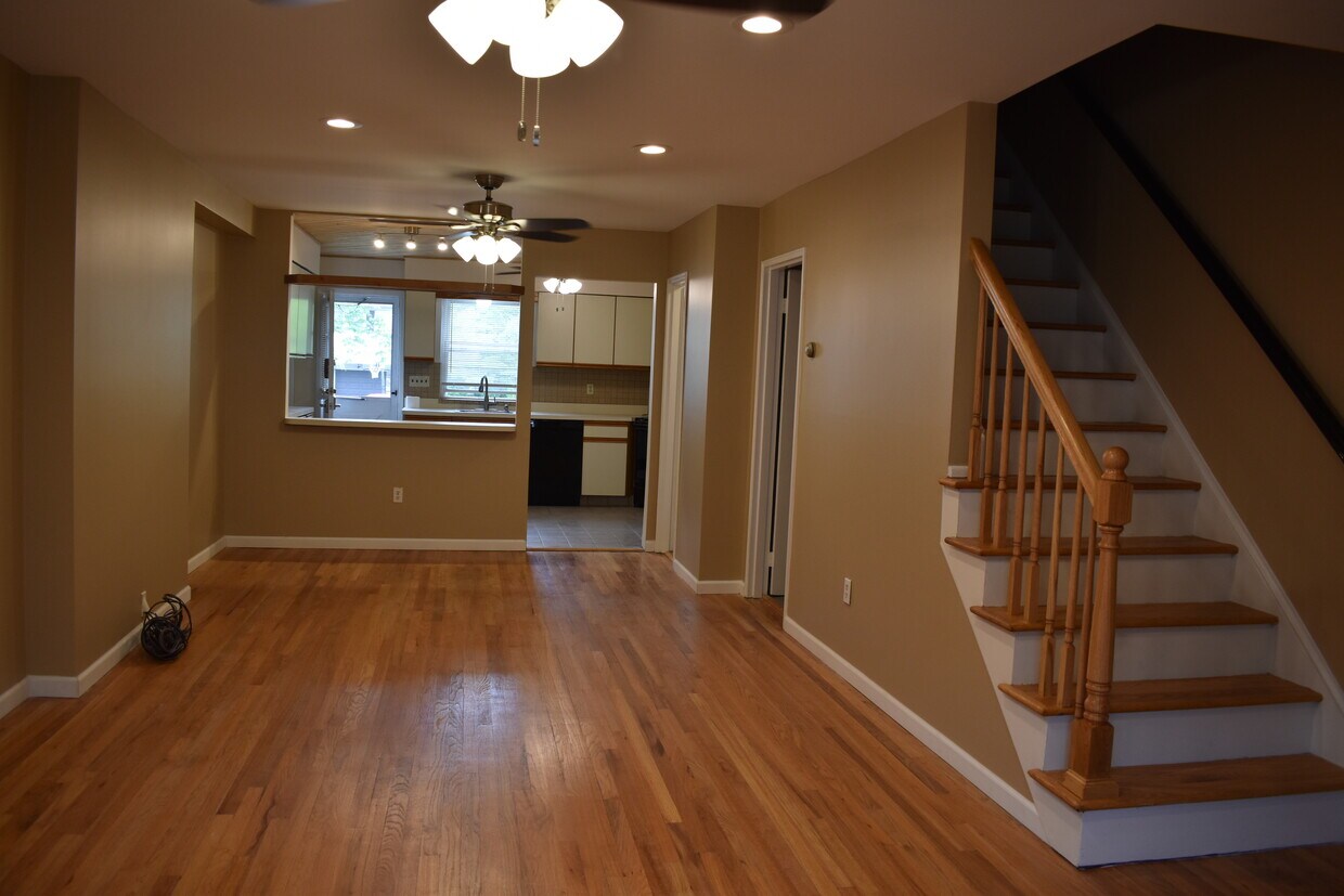 Living room - 573 S Springfield Ave