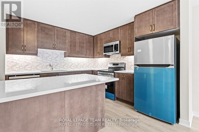 Building Photo - 712 Parnian Private