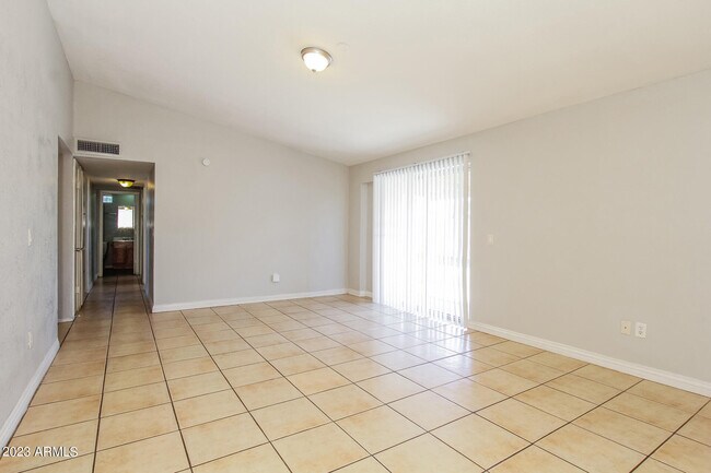Foto del edificio - 5001 W Roanoke Ave