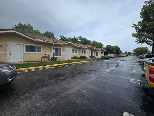 Building Photo - 3906 SW 48th Ave