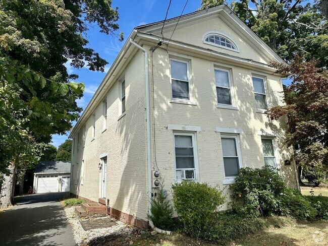 Building Photo - 649 Main St