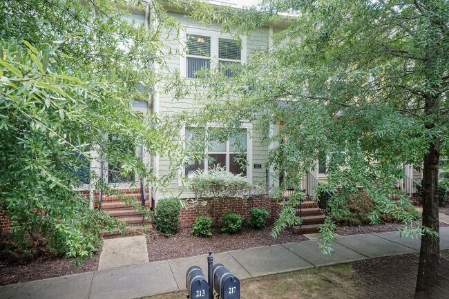 Foto del edificio - GORGEOUS Well maintained Two Bedroom Townhome!