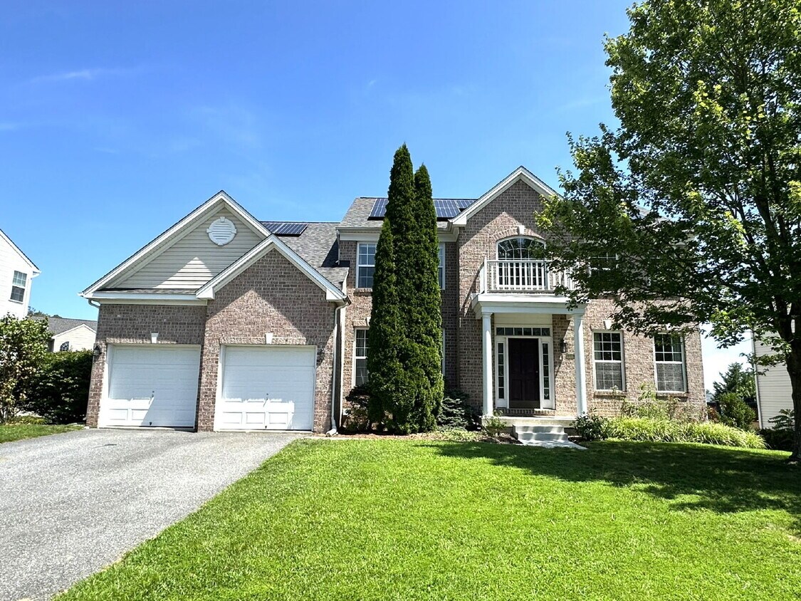 Foto principal - Gorgeous 6-Bedroom 3.5-Bath Colonial in Ma...