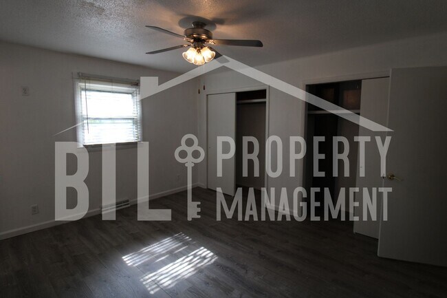 Building Photo - Great 2 Bedroom 2 Bathroom Duplex with Bon...