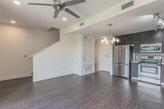 Building Photo - 604 N Bluff Dr
