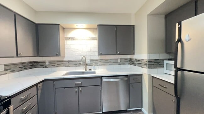 Building Photo - Welcome to this Charming 3 bedroom, 2 bath...
