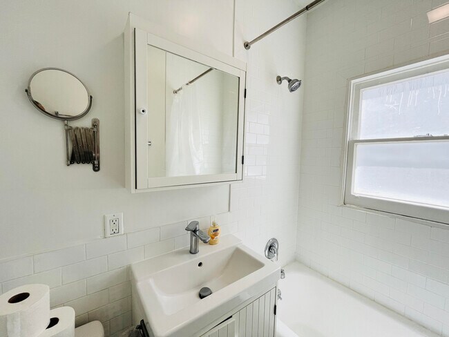 Foto del edificio - 121 S Elm Dr