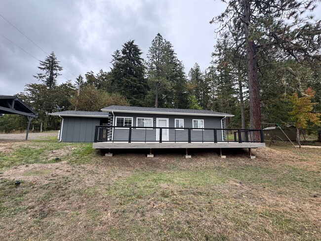 Building Photo - SIM - Charming 2-Bed, 1-Bath Home in a Pea...