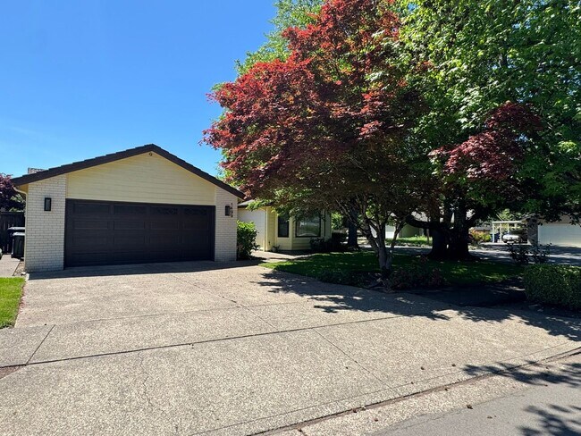 Foto del edificio - Beautifully landscaped 3 bed/2 bath home in Springfield