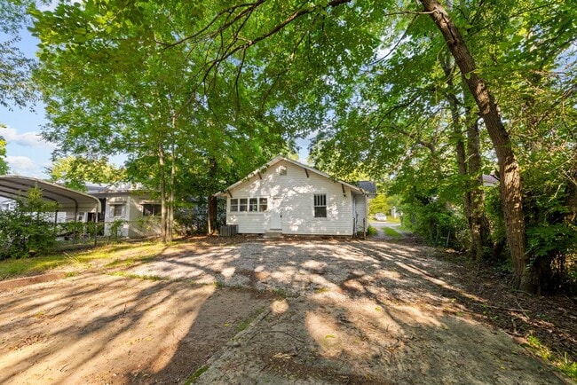 Building Photo - Beautiful 3 Bedroom 2 Bath