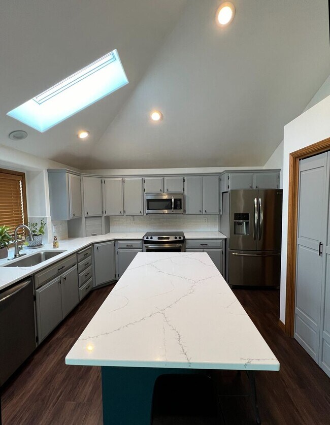 Foto del edificio - HUGE HOME FOR RENT!! Half off First Months...