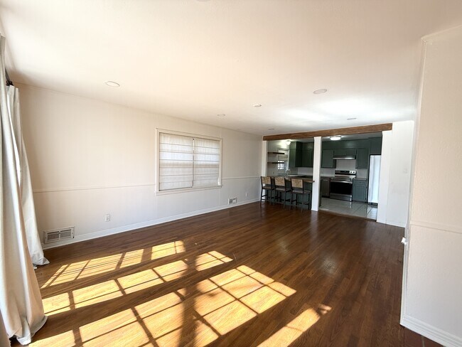 Foto del edificio - 1100 W Grand Ave